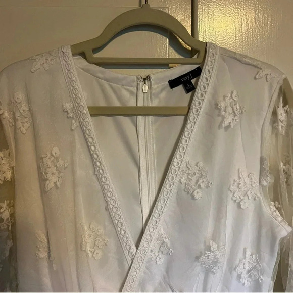 Very J White Lace Romper 3/4 Sleeves Size Large - Picture 2 of 15